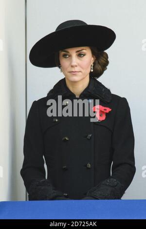 La duchesse de Cambridge lors du service du dimanche du souvenir annuel au mémorial Cenotaph à Whitehall, dans le centre de Londres, a tenu en hommage aux membres des forces armées qui sont morts dans des conflits majeurs. Date de la photo: Dimanche 13 novembre 2016. Le crédit photo devrait se lire: Matt Crossick/ EMPICS Entertainment. Banque D'Images