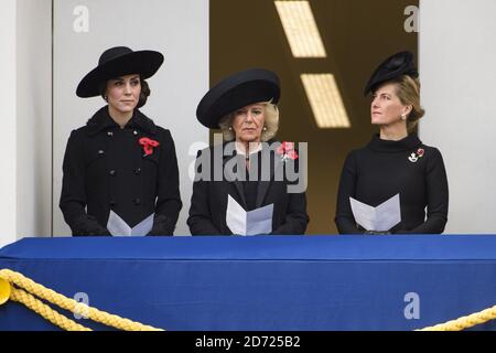 La duchesse de Cambridge, la duchesse de Cornouailles et la comtesse de Wessex lors du service du dimanche du souvenir annuel au mémorial de Cenotaph à Whitehall, dans le centre de Londres, a tenu en hommage aux membres des forces armées qui sont morts dans des conflits majeurs. Date de la photo: Dimanche 13 novembre 2016. Le crédit photo devrait se lire: Matt Crossick/ EMPICS Entertainment. Banque D'Images