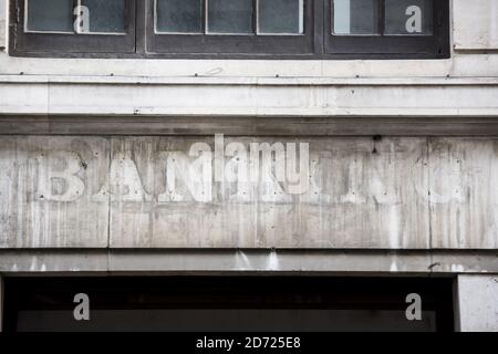 La signalisation a disparu sur une banque fermée de la City de Londres. Plusieurs institutions financières ont provié de planifier un déménagement à Francfort après la décision du Royaume-Uni de quitter l'Union européenne. Date de la photo: Vendredi 18 novembre 2016. Le crédit photo devrait se lire: Matt Crossick/EMPICS Entertainment Banque D'Images