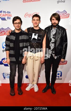 (De gauche à droite) Emre Turkmen, Olly Alexander et Mikey Goldsworthy des années et des années pendant le Jingle Bell ball de Capital avec Coca-Cola à l'arène O2 de Londres. Date de la photo: Dimanche 4 décembre 2016. Le crédit photo devrait se lire: Matt Crossick/ EMPICS Entertainment. Banque D'Images