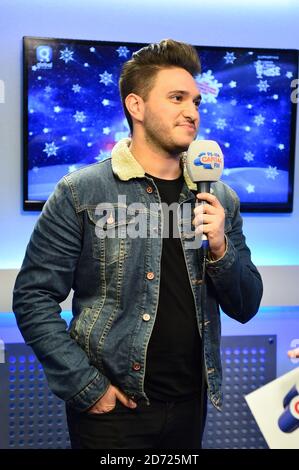 Jonas Blue est interviewé par Roman Kemp Backstage pendant le Jingle Bell ball de Capital avec Coca-Cola à l'arène O2 de Londres. Date de la photo: Dimanche 4 décembre 2016. Le crédit photo devrait se lire: Matt Crossick/ EMPICS Entertainment. Banque D'Images