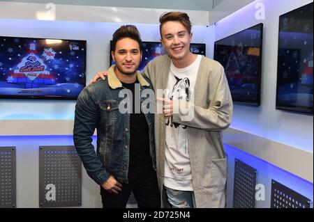 Jonas Blue est interviewé par Roman Kemp Backstage pendant le Jingle Bell ball de Capital avec Coca-Cola à l'arène O2 de Londres. Date de la photo: Dimanche 4 décembre 2016. Le crédit photo devrait se lire: Matt Crossick/ EMPICS Entertainment. Banque D'Images