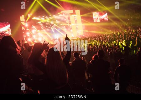 La foule regarde Martin Garrix jouer pendant le Jingle Bell ball de Capital avec Coca-Cola à l'O2 Arena de Londres. Date de la photo: Dimanche 4 décembre 2016. Le crédit photo devrait se lire: Matt Crossick/ EMPICS Entertainment. Banque D'Images