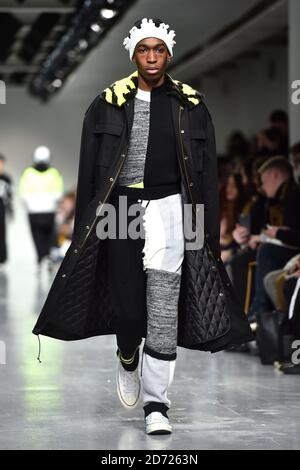 Modèles sur la passerelle pendant le Liam Hodges London Fashion week le spectacle AW17 de Menâ€™s qui a eu lieu au 180 Strand, Londres. Date de la photo: Vendredi 6 janvier 2016. Le crédit photo devrait se lire: Matt Crossick/ EMPICS Entertainment. Banque D'Images