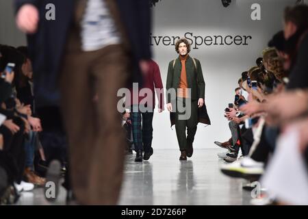 Modèles sur la passerelle lors du spectacle AW17 d'Oliver Spencer London Fashion week pour hommes, qui s'est tenu au 180 Strand, Londres. Date de la photo: Samedi 7 janvier 2016. Le crédit photo devrait se lire: Matt Crossick/ EMPICS Entertainment. Banque D'Images