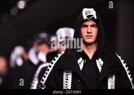 Modèles sur la passerelle pendant le salon AW17 de la semaine de la mode de Londres de KTZ tenu au 180 Strand, Londres. Date de la photo: Dimanche 8 janvier 2016. Le crédit photo devrait se lire: Matt Crossick/ EMPICS Entertainment. Banque D'Images