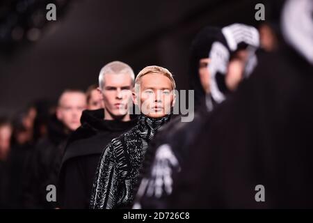 Modèles sur la passerelle pendant le salon AW17 de la semaine de la mode de Londres de KTZ tenu au 180 Strand, Londres. Date de la photo: Dimanche 8 janvier 2016. Le crédit photo devrait se lire: Matt Crossick/ EMPICS Entertainment. Banque D'Images