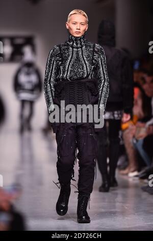 Modèles sur la passerelle pendant le salon AW17 de la semaine de la mode de Londres de KTZ tenu au 180 Strand, Londres. Date de la photo: Dimanche 8 janvier 2016. Le crédit photo devrait se lire: Matt Crossick/ EMPICS Entertainment. Banque D'Images