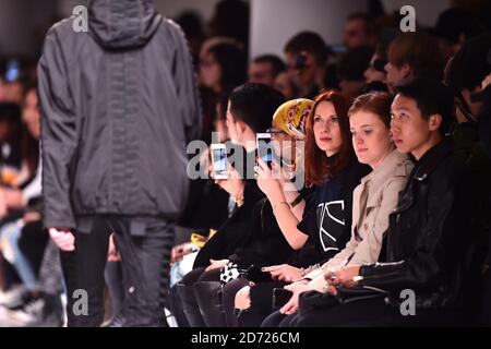 Modèles sur la passerelle pendant le salon AW17 de la semaine de la mode de Londres de KTZ tenu au 180 Strand, Londres. Date de la photo: Dimanche 8 janvier 2016. Le crédit photo devrait se lire: Matt Crossick/ EMPICS Entertainment. Banque D'Images