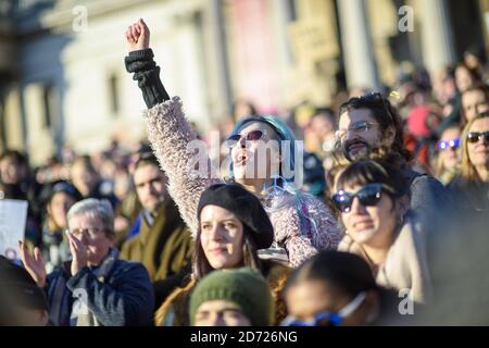 Des manifestants se sont rassemblés sur Trafalgar Square lors de la Marche des femmes à Londres, où des manifestants ont défilé pour promouvoir les droits des femmes à la suite du résultat des élections américaines. Date de la photo: Samedi 21 janvier 2017. Le crédit photo devrait se lire: Matt Crossick/ EMPICS Entertainment. Banque D'Images