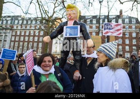 Les manifestants se rassemblent devant l'ambassade américaine de Grosvenor Square lors de la Marche des femmes à Londres, où les manifestants ont défilé pour promouvoir les droits des femmes à la suite du résultat des élections américaines. Date de la photo: Samedi 21 janvier 2017. Le crédit photo devrait se lire: Matt Crossick/ EMPICS Entertainment. Banque D'Images