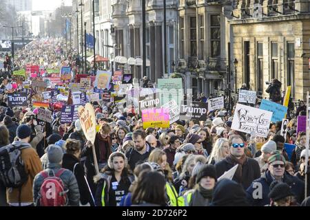 Les manifestants descendent Piccadilly lors de la Marche des femmes à Londres, où les manifestants ont défilé pour promouvoir les droits des femmes à la suite des résultats des élections américaines. Date de la photo: Samedi 21 janvier 2017. Le crédit photo devrait se lire: Matt Crossick/ EMPICS Entertainment. Banque D'Images