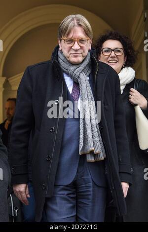 Guy Verhofstadt, le négociateur en chef du Brexit de l'UE, quitte Chatham House à Londres après avoir participé à un débat sur le « Brexit et au-delà ». Date de la photo: Lundi 30 janvier 2016. Le crédit photo devrait se lire: Matt Crossick/ EMPICS Entertainment. Banque D'Images