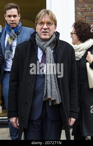 Guy Verhofstadt, le négociateur en chef du Brexit de l'UE, quitte Chatham House à Londres après avoir participé à un débat sur le « Brexit et au-delà ». Date de la photo: Lundi 30 janvier 2016. Le crédit photo devrait se lire: Matt Crossick/ EMPICS Entertainment. Banque D'Images