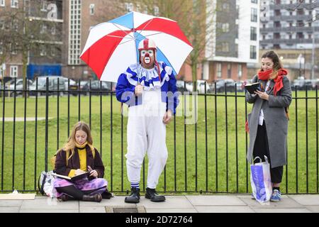 Clowns photographiés pour assister au service Grimaldi annuel de Clowns, à l'église All Saints à Haggerston, dans l'est de Londres. Date de la photo: Dimanche 5 février 2017. Le crédit photo devrait se lire: Matt Crossick/ EMPICS Entertainment. Le service a lieu une fois par an pendant plus de 70 ans, et commémore la vie du clown Joseph Grimaldi qui est mort en 1837. Banque D'Images