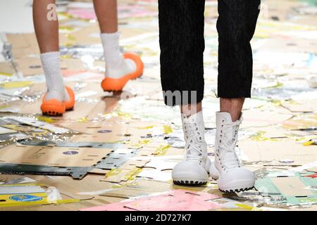 Modèles sur la passerelle lors du spectacle de la semaine de la mode de Londres Angus Chiang automne/hiver 2017 au site du Fashion Scout dans le Freemason's Hall, Londres. Date de la photo: Vendredi 17 février 2017. Le crédit photo devrait se lire: Matt Crossick/ EMPICS Entertainment. Banque D'Images