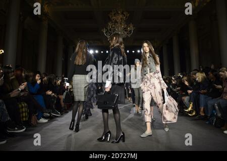 Modèles sur la passerelle lors de la présentation de la semaine de la mode de Londres Daks automne/hiver 2017 à l'hôtel Langham, Londres. Date de la photo: Vendredi 17 février 2017. Le crédit photo devrait se lire: Matt Crossick/ EMPICS Entertainment. Banque D'Images