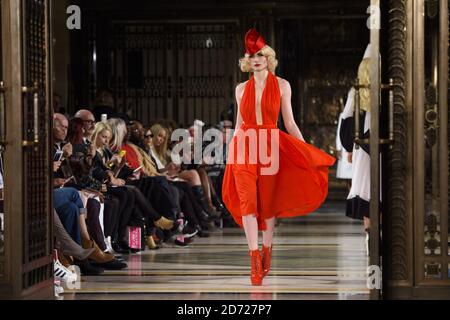 Modèles sur la passerelle pendant le Pam Hogg automne/hiver 2017 London Fashion week au rendez-vous du Fashion Scout au Freemason's Hall, Londres. Date de la photo: Samedi 19 février 2017. Le crédit photo devrait se lire: Matt Crossick/ EMPICS Entertainment. Banque D'Images