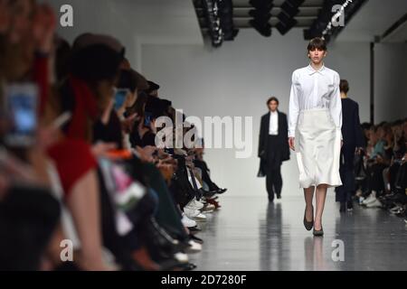 Modèles sur la passerelle lors du spectacle J. JS Lee automne/hiver 2017 de la London Fashion week au BFC au 180 Strand, Londres. Date de la photo: Mardi 21 février 2017. Le crédit photo devrait se lire: Matt Crossick/ EMPICS Entertainment. Banque D'Images