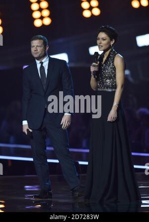 Dermot O'Leary et Emma Willis sont sur scène aux BRIT Awards 2017, qui se tiennent à l'O2 Arena, à Londres. Date de la photo mardi 22 février 2017. Le crédit photo devrait être Matt Crossick/EMPICS Entertainment. Usage éditorial exclusif - aucune marchandise. Banque D'Images