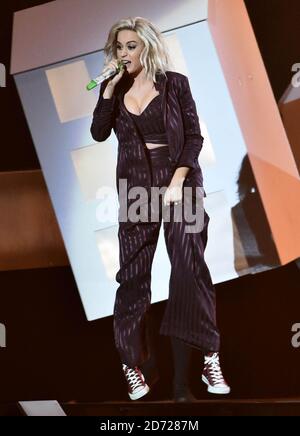 Katy Perry sur scène aux BRIT Awards 2017, qui se tiennent à l'O2 Arena, à Londres. Date de la photo mardi 22 février 2017. Le crédit photo devrait être Matt Crossick/EMPICS Entertainment. Usage éditorial exclusif - aucune marchandise. Banque D'Images