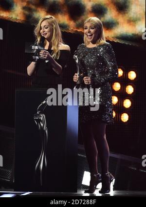 Fearne Cotton et Holly Willoughby sur scène aux BRIT Awards 2017, qui se tiennent à l'O2 Arena, à Londres. Date de la photo mardi 22 février 2017. Le crédit photo devrait être Matt Crossick/EMPICS Entertainment. Usage éditorial exclusif - aucune marchandise. Banque D'Images