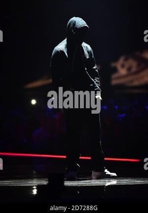 Skepta sur scène aux BRIT Awards 2017, qui se tiennent à l'O2 Arena, à Londres. Date de la photo mardi 22 février 2017. Le crédit photo devrait être Matt Crossick/EMPICS Entertainment. Usage éditorial exclusif - aucune marchandise. Banque D'Images