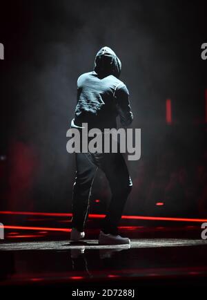 Skepta sur scène aux BRIT Awards 2017, qui se tiennent à l'O2 Arena, à Londres. Date de la photo mardi 22 février 2017. Le crédit photo devrait être Matt Crossick/EMPICS Entertainment. Usage éditorial exclusif - aucune marchandise. Banque D'Images