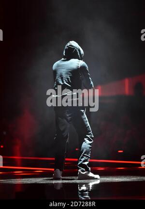 Skepta sur scène aux BRIT Awards 2017, qui se tiennent à l'O2 Arena, à Londres. Date de la photo mardi 22 février 2017. Le crédit photo devrait être Matt Crossick/EMPICS Entertainment. Usage éditorial exclusif - aucune marchandise. Banque D'Images