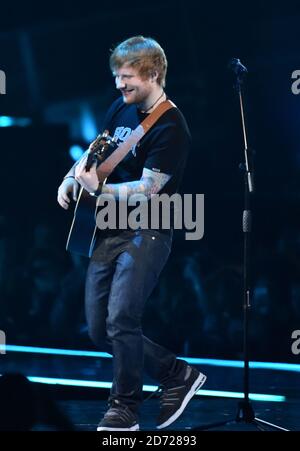 Ed Sheeran avec Stormzy sur scène aux BRIT Awards 2017, qui se tiennent à l'O2 Arena, à Londres. Date de la photo mardi 22 février 2017. Le crédit photo devrait être Matt Crossick/EMPICS Entertainment. Usage éditorial exclusif - aucune marchandise. Banque D'Images