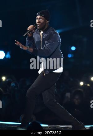 Ed Sheeran avec Stormzy sur scène aux BRIT Awards 2017, qui se tiennent à l'O2 Arena, à Londres. Date de la photo mardi 22 février 2017. Le crédit photo devrait être Matt Crossick/EMPICS Entertainment. Usage éditorial exclusif - aucune marchandise. Banque D'Images