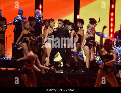 Robbie Williams sur scène aux BRIT Awards 2017, qui se tiennent à l'O2 Arena, à Londres. Date de la photo mardi 22 février 2017. Le crédit photo devrait être Matt Crossick/EMPICS Entertainment. Usage éditorial exclusif - aucune marchandise. Banque D'Images