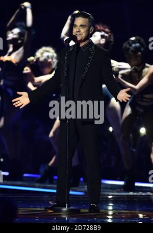 Robbie Williams sur scène aux BRIT Awards 2017, qui se tiennent à l'O2 Arena, à Londres. Date de la photo mardi 22 février 2017. Le crédit photo devrait être Matt Crossick/EMPICS Entertainment. Usage éditorial exclusif - aucune marchandise. Banque D'Images