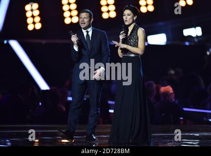 Dermot O'Leary et Emma Willis sont sur scène aux BRIT Awards 2017, qui se tiennent à l'O2 Arena, à Londres. Date de la photo mardi 22 février 2017. Le crédit photo devrait être Matt Crossick/EMPICS Entertainment. Usage éditorial exclusif - aucune marchandise. Banque D'Images