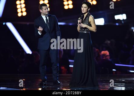 Dermot O'Leary et Emma Willis sont sur scène aux BRIT Awards 2017, qui se tiennent à l'O2 Arena, à Londres. Date de la photo mardi 22 février 2017. Le crédit photo devrait être Matt Crossick/EMPICS Entertainment. Usage éditorial exclusif - aucune marchandise. Banque D'Images