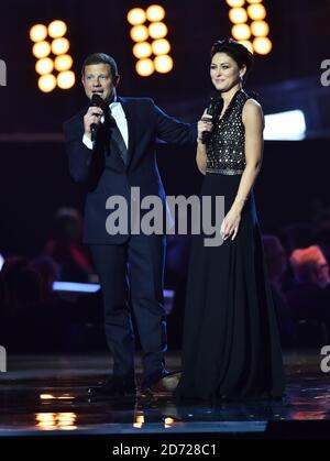 Dermot O'Leary et Emma Willis sont sur scène aux BRIT Awards 2017, qui se tiennent à l'O2 Arena, à Londres. Date de la photo mardi 22 février 2017. Le crédit photo devrait être Matt Crossick/EMPICS Entertainment. Usage éditorial exclusif - aucune marchandise. Banque D'Images