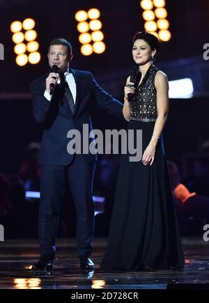 Dermot O'Leary et Emma Willis sont sur scène aux BRIT Awards 2017, qui se tiennent à l'O2 Arena, à Londres. Date de la photo mardi 22 février 2017. Le crédit photo devrait être Matt Crossick/EMPICS Entertainment. Usage éditorial exclusif - aucune marchandise. Banque D'Images