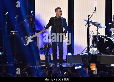 Robbie Williams sur scène aux BRIT Awards 2017, qui se tiennent à l'O2 Arena, à Londres. Date de la photo mardi 22 février 2017. Le crédit photo devrait être Matt Crossick/EMPICS Entertainment. Usage éditorial exclusif - aucune marchandise. Banque D'Images