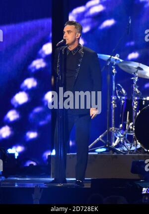 Robbie Williams sur scène aux BRIT Awards 2017, qui se tiennent à l'O2 Arena, à Londres. Date de la photo mardi 22 février 2017. Le crédit photo devrait être Matt Crossick/EMPICS Entertainment. Usage éditorial exclusif - aucune marchandise. Banque D'Images