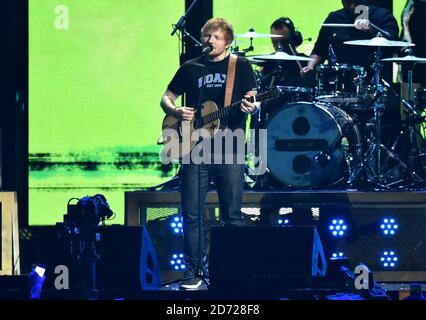 Ed Sheeran avec Stormzy sur scène aux BRIT Awards 2017, qui se tiennent à l'O2 Arena, à Londres. Date de la photo mardi 22 février 2017. Le crédit photo devrait être Matt Crossick/EMPICS Entertainment. Usage éditorial exclusif - aucune marchandise. Banque D'Images