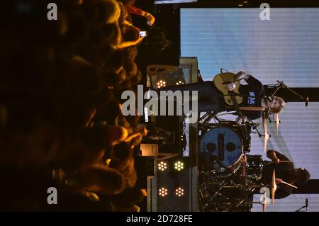 Ed Sheeran avec Stormzy sur scène aux BRIT Awards 2017, qui se tiennent à l'O2 Arena, à Londres. Date de la photo mardi 22 février 2017. Le crédit photo devrait être Matt Crossick/EMPICS Entertainment. Usage éditorial exclusif - aucune marchandise. Banque D'Images