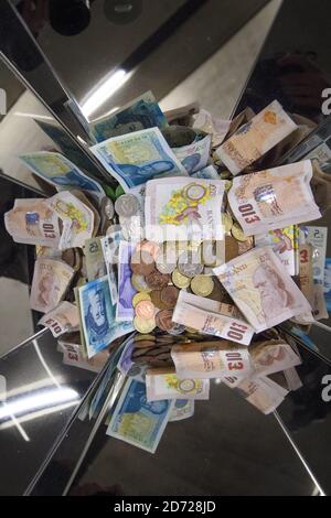 Billets de banque et pièces de différentes coupures au Royaume-Uni. Date de la photo: Jeudi 2 mars 2017. Le crédit photo devrait se lire: Matt Crossick/ EMPICS Entertainment. Banque D'Images