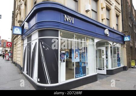 Vue générale d'un magasin de téléphonie mobile O2 à Islington, Londres. O2 est actuellement la 9e marque britannique la plus précieuse, selon le répertoire d'analystes Brand Finance. Date de la photo : vendredi 10 mars 2017. Le crédit photo devrait se lire: Matt Crossick/ EMPICS Entertainment. Banque D'Images