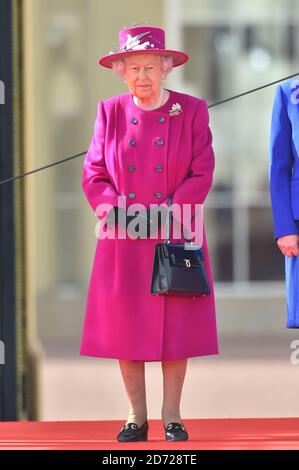 Sa Majesté la Reine lors du lancement du relais Queen's Baton, pour les XXIes Jeux du Commonwealth qui se tiendront sur la Gold Coast en Australie, au Palais de Buckingham à Londres. Date de la photo: Lundi 13 mars 2017. Le crédit photo devrait se lire: Matt Crossick/ EMPICS Entertainment. Banque D'Images