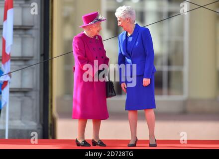 Sa Majesté la Reine avec le Président de la CGF Louise Martin CBE lors du lancement du relais Queen's Baton, pour les XXIes Jeux du Commonwealth qui se tiendront sur la Gold Coast en Australie, au Palais de Buckingham à Londres. Date de la photo: Lundi 13 mars 2017. Le crédit photo devrait se lire: Matt Crossick/ EMPICS Entertainment. Banque D'Images