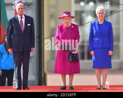 Le prince Philip le duc d'Édimbourg, sa Majesté la reine Elizabeth II avec le président de la CGF Louise Martin CBE lors du lancement du relais Queen's Baton, pour les XXIes Jeux du Commonwealth qui se tiendront sur la Gold Coast en Australie, au Palais de Buckingham à Londres. Date de la photo: Lundi 13 mars 2017. Le crédit photo devrait se lire: Matt Crossick/ EMPICS Entertainment. Banque D'Images