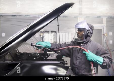 Les voitures sont peintes par pulvérisation dans l'atelier de peinture, qui fait partie de l'usine de fabrication avancée de Jaguar Land Rover à Solihull, Birmingham. Date de la photo: Mercredi 15 mars 2017. Le crédit photo devrait se lire: Matt Crossick/ EMPICS. L'atelier de peinture utilise 26 km de convoyeurs, et un mélange de peinture à la main et de robots automatiques peignent chaque carrosserie de voiture sur une période de 10 heures. Banque D'Images