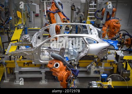 Voitures en cours de fabrication dans l'atelier de carrosserie en aluminium, qui fait partie de l'usine de fabrication avancée de Jaguar Land Rover à Solihull, Birmingham. Date de la photo: Mercredi 15 mars 2017. Le crédit photo devrait se lire: Matt Crossick/ EMPICS. L'atelier de carrosserie en aluminium 3 est le plus grand atelier de carrosserie en aluminium d'Europe. Il contient près de 800 robots qui construisent les voitures Jaguar F-Pace et Range Rover Velar. Il est capable de produire une carrosserie en aluminium toutes les 76 secondes. Banque D'Images