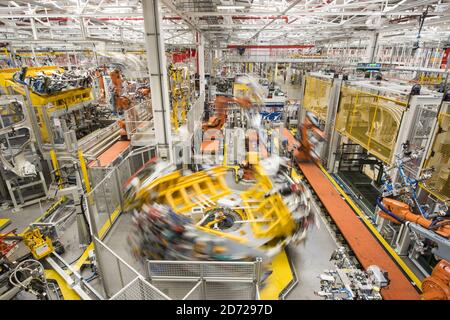 Vue générale de l'atelier de carrosserie en aluminium 3, qui fait partie de l'usine de fabrication avancée de Jaguar Land Rover à Solihull, Birmingham. Date de la photo: Mercredi 15 mars 2017. Le crédit photo devrait se lire: Matt Crossick/ EMPICS. Aluminium Body Shop 3 est le plus grand atelier de carrosserie en aluminium d'Europe et fait partie d'un investissement de 2 milliards de livres sterling dans l'usine de Solihull au cours des 5 dernières années. Banque D'Images