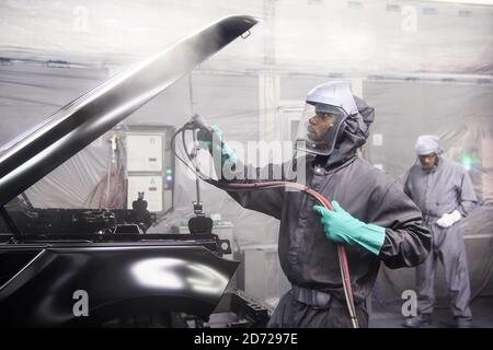 Les voitures sont peintes par pulvérisation dans l'atelier de peinture, qui fait partie de l'usine de fabrication avancée de Jaguar Land Rover à Solihull, Birmingham. Date de la photo: Mercredi 15 mars 2017. Le crédit photo devrait se lire: Matt Crossick/ EMPICS. L'atelier de peinture utilise 26 km de convoyeurs, et un mélange de peinture à la main et de robots automatiques peignent chaque carrosserie de voiture sur une période de 10 heures. Banque D'Images